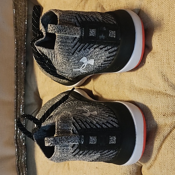 Under Armor gray slip-on run strong size 5 kids sneaker - Picture 4 of 6